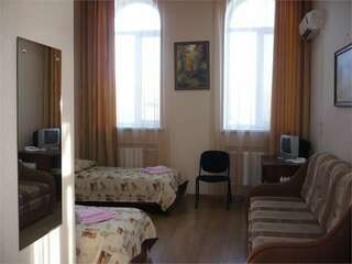 Гостиница Левый берег Ульяновск Стандартный номер с 2 односпальными кроватями и диваном-1