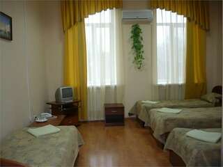 Гостиница Левый берег Ульяновск Четырехместный номер с душем-1